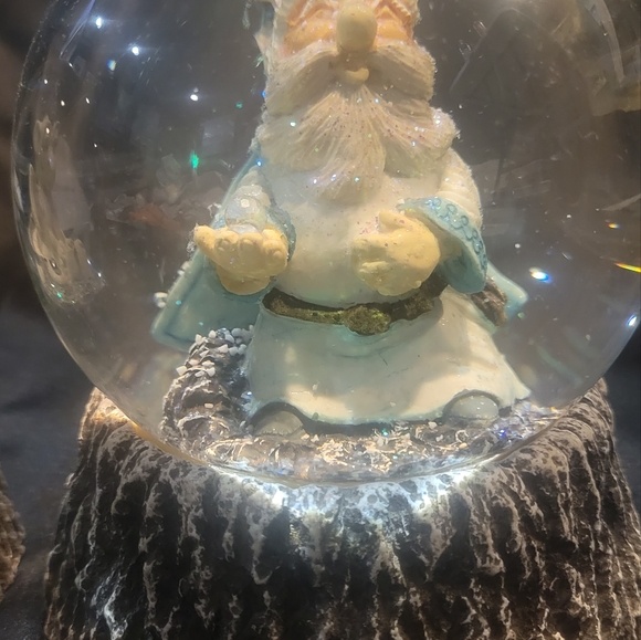 **LOT** 2 World of Krystonia Snowglobes - Picture 3 of 6